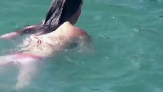 Прыжки в воду девушек. Каждая девушка прыгает в воду!