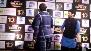 Aamir Ali and Sharad Malhotra Hug with each other at 10th Gold Awards 2017