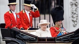 La Reina Isabel II celebra su 89 cumpleaños con un desfile militar en Londres