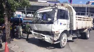 รถบรรทุกคลั่งแหกด่าน ตร. ชนยับหน้าบิ๊กซีเอกมัย