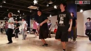 ダンス必修　教師も踊る