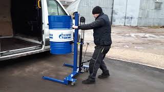 Как поднять бочку 200 кг. www.baltiaoil.lv подъёмник для загрузки бочек (drum lifter)