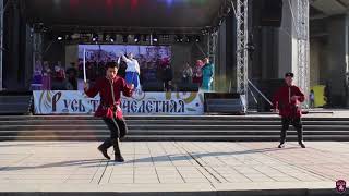 Фланкировка шашкой черноморских казаков на молодежном фестивале "Русь тысячелетняя"