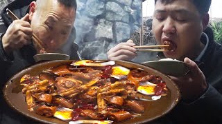 ‘豬尾’怎麼吃？二哥教你最過癮吃法，麻辣鮮香，兄弟倆吃的酣暢淋漓【鐵鍋視頻】