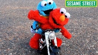 Sesame Street Elmo & Cookie Monster Ride a Toy Motorcycle & R/C Car & Crash!