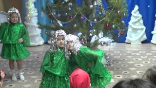 Новый год в детском саду. Танец елочек.