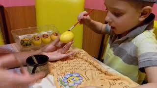Красим яйца с детьми.Без красителей красим яйца кукумой и украшаем. Декупаж на белке яичном.