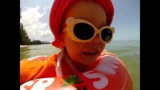 Koh Samui , Lipa Noi beach. Дети играют на пляже Липа Ной и купаются в море.