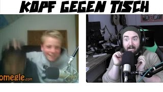 KOPF GEGEN DEN TISCH GEHAUEN