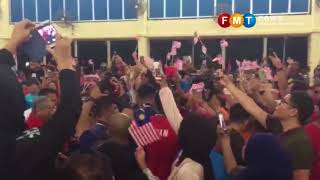 Dr M disorak penyokong sebelum perutusan khas malam ini