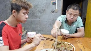 农村四哥：王四小舅子做凉拌猪舌，用2根猪舌整1盘，看着就流口水