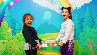 Öykü ve Masal'ın Eglenceli Çocuk Oyunu Topu Düşüren Kaybeder! Kids Competiton Move Ball on Paper