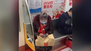 Những cảnh dở khóc dở cười ở Trung Quốc trong dịch virus Corona