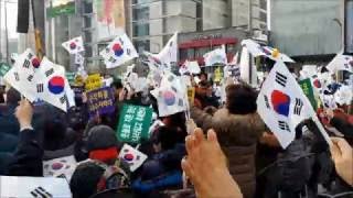 박근혜 찬양하며 울부짖는 북한 출신 박사모 집회 아저씨