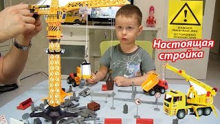 Большой кран и стройка с машинами / Подъемный кран на стройке