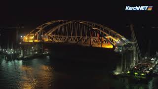 Эпичное ночное видео двух арок Крымского моста