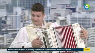 Виртуозная  игра на гармони в прямом эфире
