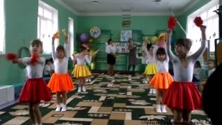 Детки танцуют в спорт зале танец осени. Красивый танец)