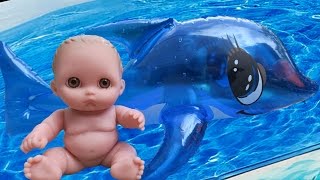 Дочки-матери. Пупсики купаются в ванной с дельфином, шипелка для ванной, играют. Игрушки для девочек