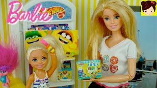 Barbie y Chelsea Compran Play Doh en La Tienda de Juguetes - Como Hacer Play Doh Mini para Muñecas