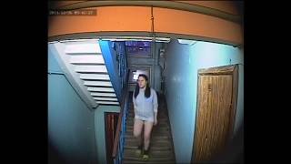 Без трусов наркоманка ищет закладку