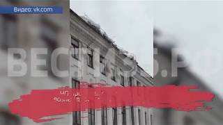 Ледяная глыба упала на 10-летнего мальчика