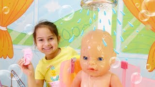 Oyuncak bebek banyo yapma videosu. Oyuncak  kreşi oyunu