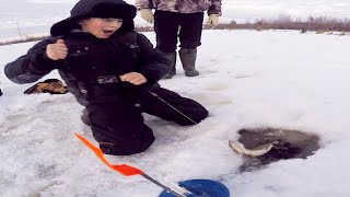 ЭТО ИХ ПЕРВАЯ ЗИМНЯЯ РЫБАЛКА В ЖИЗНИ!ДЕТИ В ШОКЕ от ЭТИХ ЩУК!