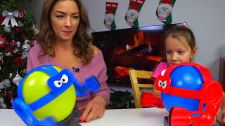 BALLOON BOT BATTLE ЧЕЛЛЕНДЖ Битва Взрывных Ботов Вика против Мамы Challenge / Вики Шоу