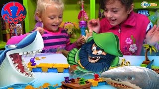 SHARK MANIA Игры для детей - АКУЛА съела Пиратов! Играем с Ярославой Games for children