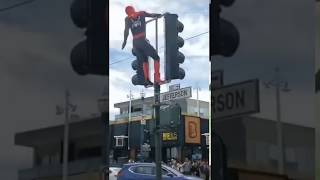 Человек паук танцует на светофоре | Spider Man dancing on traffic light