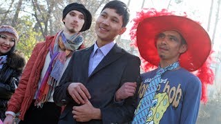 ПОЗОР! ГЕЙ из Казахстана на гей параде в Нью Йорке развернули казахстанский флаг