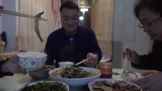 零下二十几度东北的一户人家，活泥鳅下锅不去肠，这叫泥鳅钻豆腐