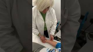CONTUSIONE AL POLSO DX TRATTATA CON IL LINFODRENAGGIO MANUALE DEL DOTTOR VODDER ?