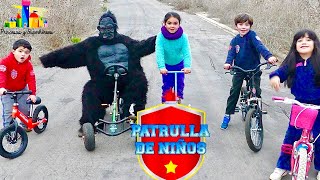 La Patrulla juega con El Gorila! Patrulla de niños Paw Patrol en la vida real