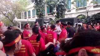 Tiểu thương chợ Ninh Hiệp tiếp tục phản đối xây dựng trung tâm thương mại 15/4/2014 (Phần 10)