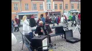 Kalle Holmberg spelar dragspel i Karlskrona