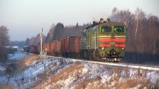 Тепловоз 2ТЭ10У-0198 прибыбает в ст. Науиене / 2TE10U-0198 arriving to Naujene station