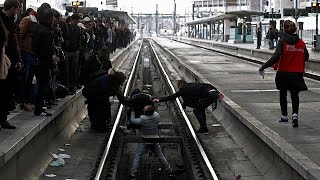 La France en grève, déjà sur les nerfs