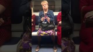 Как правильно крутить спиннер? Баба Валя дает уроки