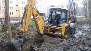 Экскаватор - погрузчик JCB 4CX работает в жидкой грязи