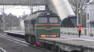 Остановка и отправление на белый сигнал светофора тепловоза М62-1492 с платформами