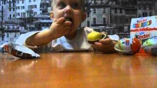 Открываем яйца Kinder Cюрприз серии Маша и Медведь