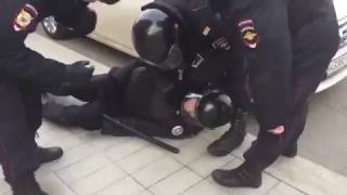 Москва мужчина ударил ОМОНовца 26.03.2017 митинг Навального