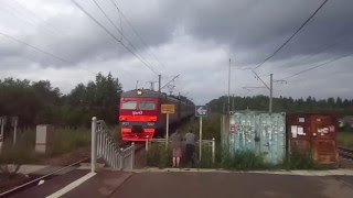 Встреча электропоезда ЭР2Т-7207 с электропоездом ЭР2Т-7205
