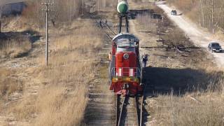 Тепловоз ТЭМ2-1354 за маневровой работой; перевод ручной стрелки на станции Запсковье