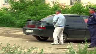 За рулем -  абсолютно пьяный мужик!!! Изо всех сил крутого изображает!