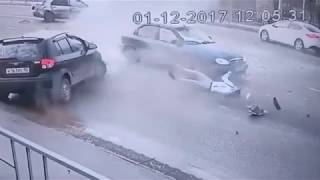 Смертельное ДТП в Краснодаре вылетел через стекло реальная съемка момента