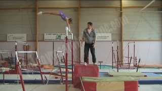 La sortie arrière corps tendu aux barres asymétriques - Salto backward stretched (flyaway)