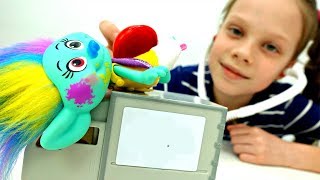 Видео для детей с игрушками Тролли: Артистка катается с горки